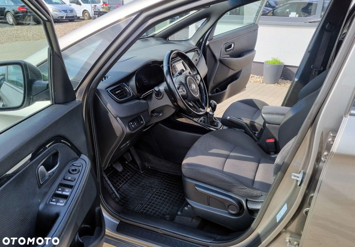 Kia Carens - 5