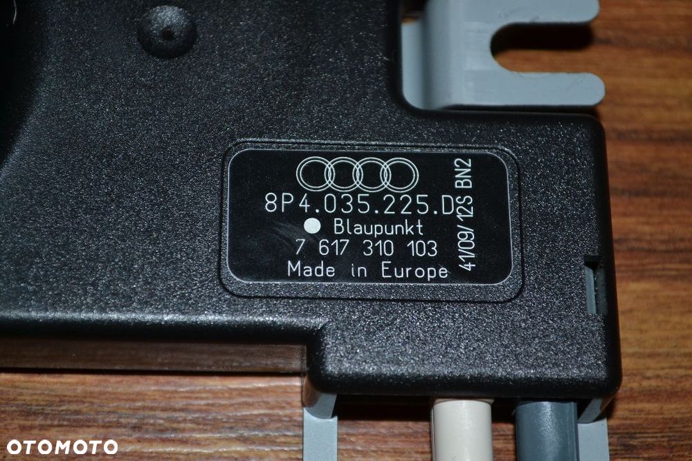 AUDI A3 8P WZMACNIACZ ANTENOWY 8P4035225D - 2