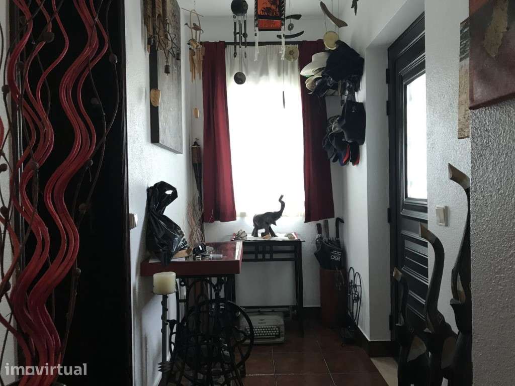 Moradia T-3 com anexos e terreno - Grande imagem: 2/16