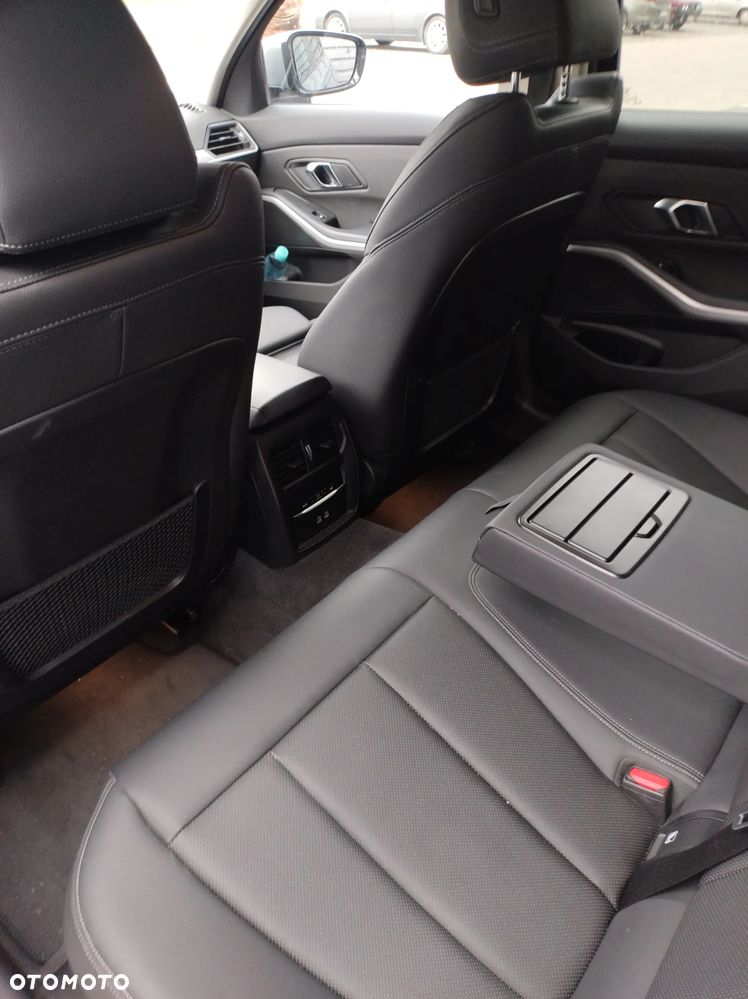 BMW Seria 3 316d mHEV - 23