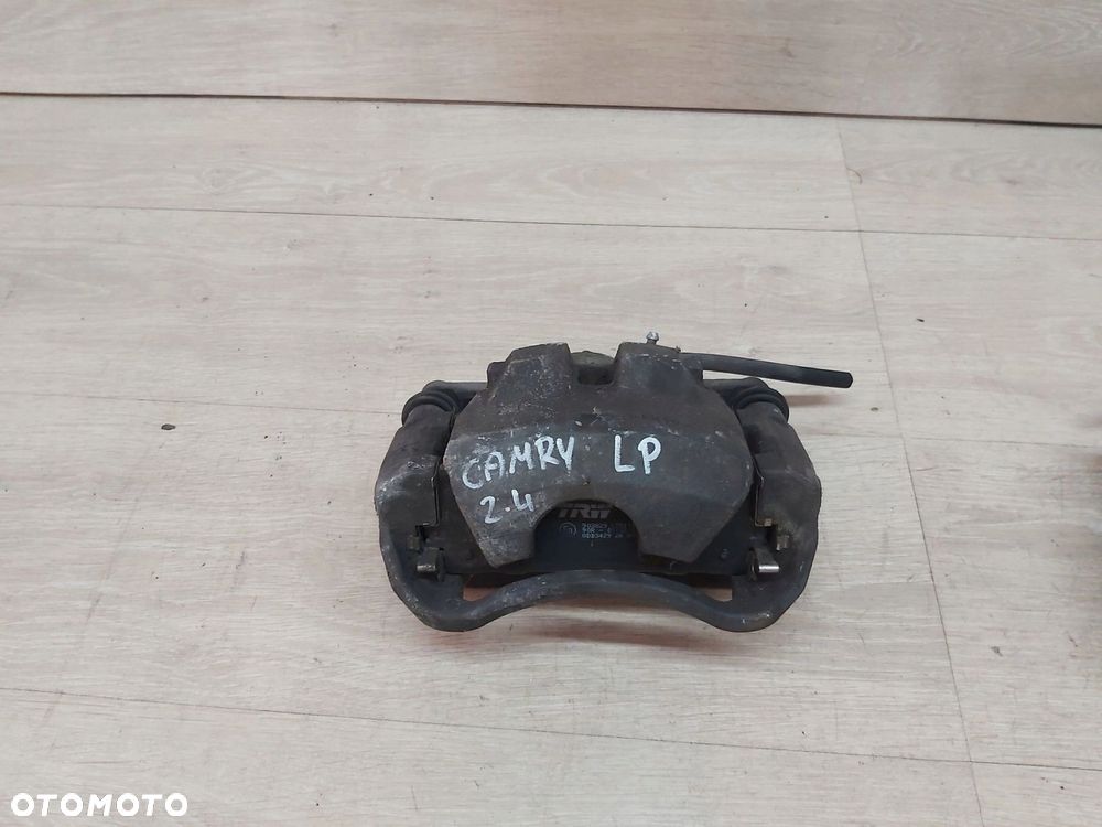 TOYOTA Camry VI XV40 zacisk jarzmo lewy przód 06-11r - 1
