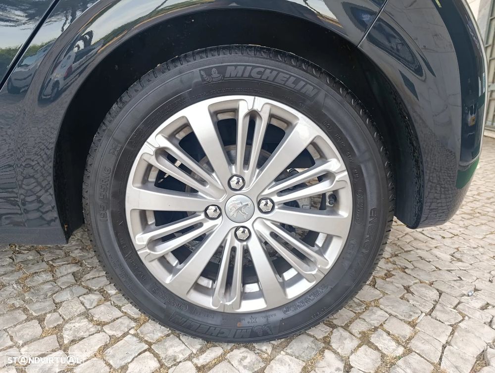 Peugeot 208 1.2 PureTech Signature EAT6 - 18