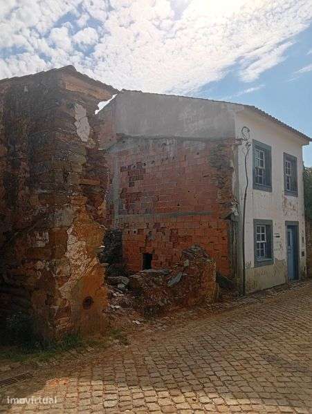 Moradia para restauro Álvaro Oleiros - Grande imagem: 2/8