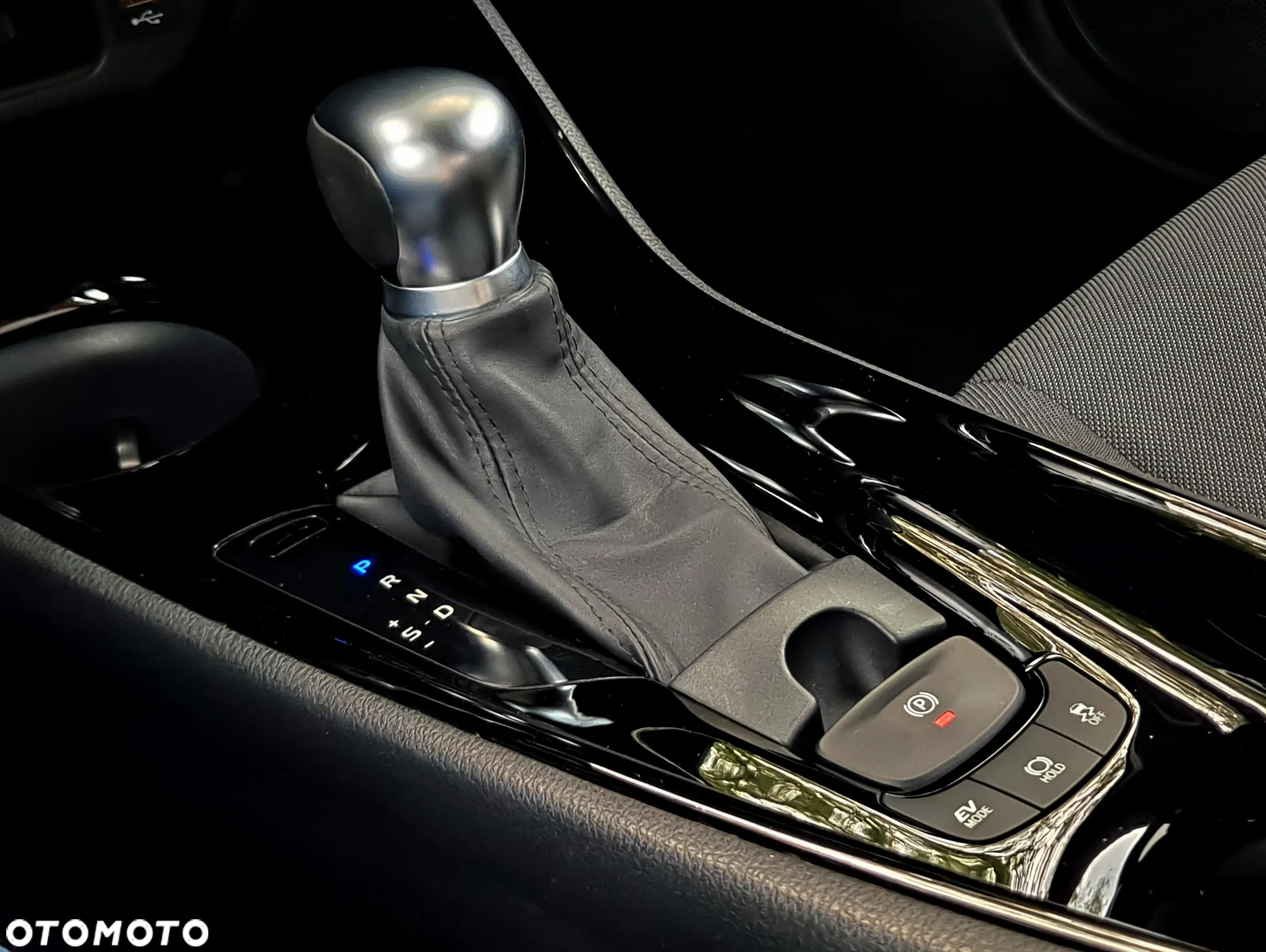 Toyota C-HR 2.0 Hybrid Executive - 11