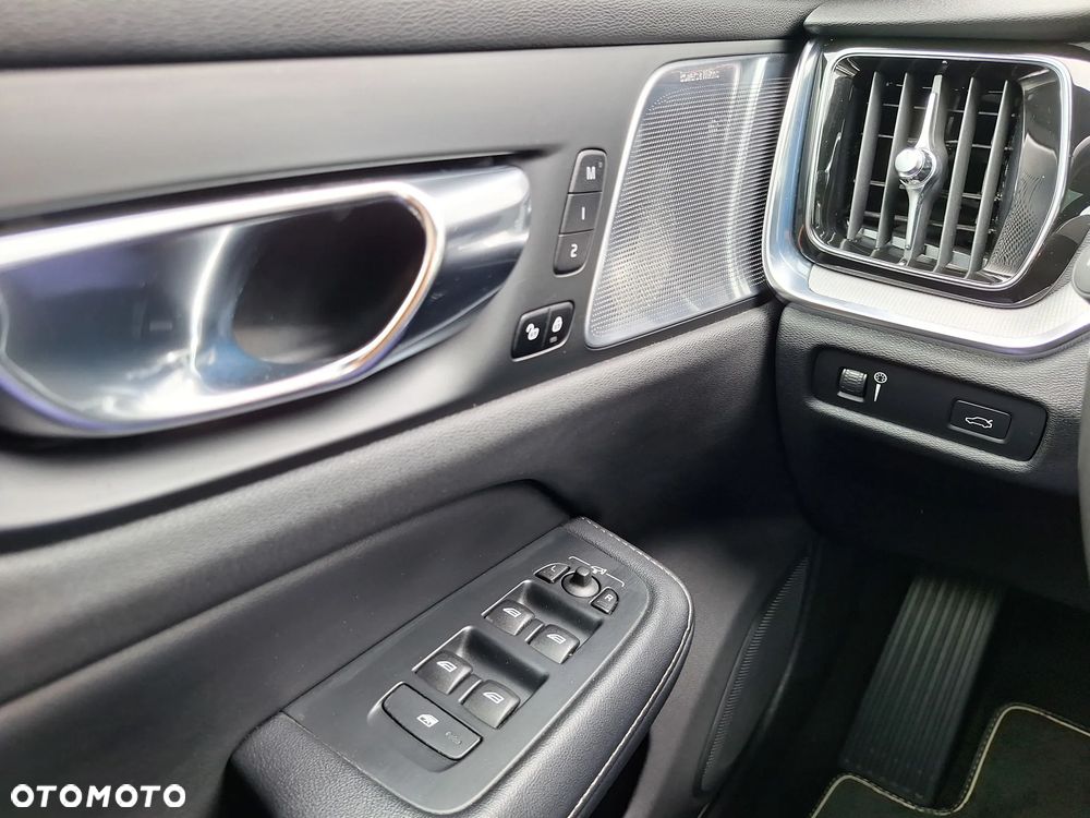 Volvo V60 B4 D R-Design - 30