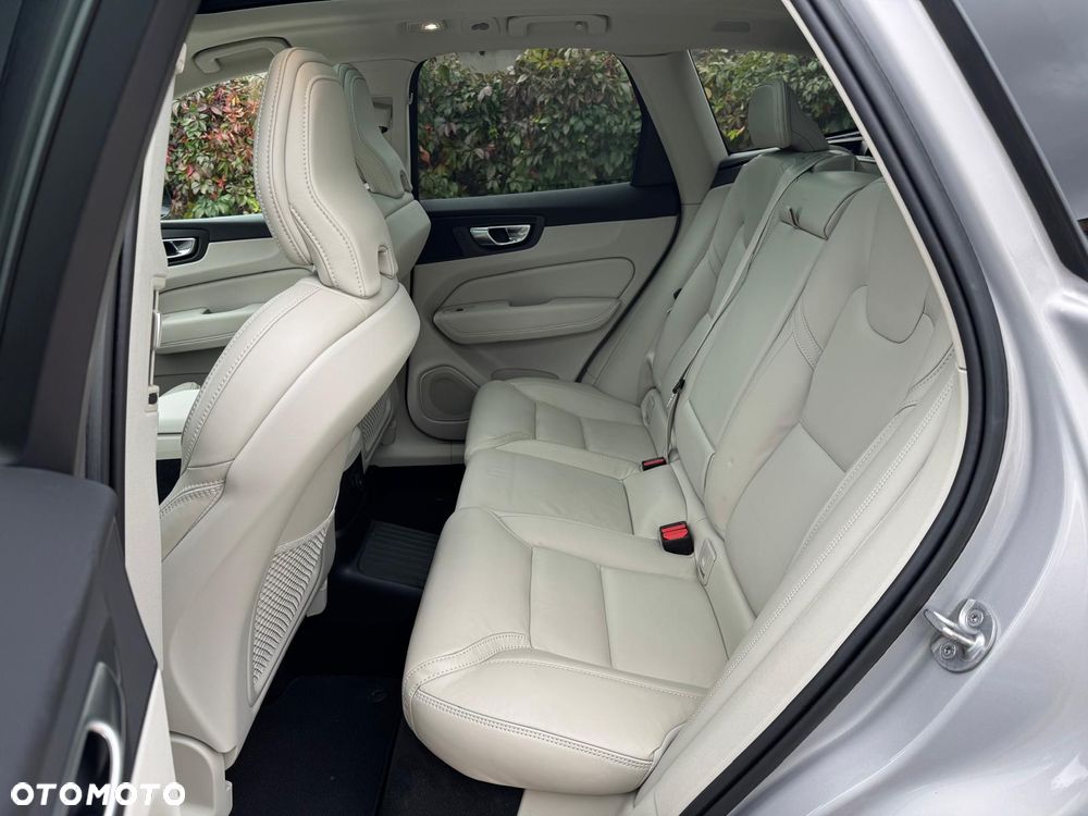 Volvo XC 60 T6 AWD Plug-In Hybrid R-Design - 22