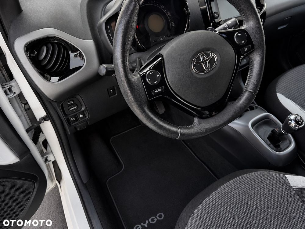 Toyota Aygo x.shift x-play connect - 6