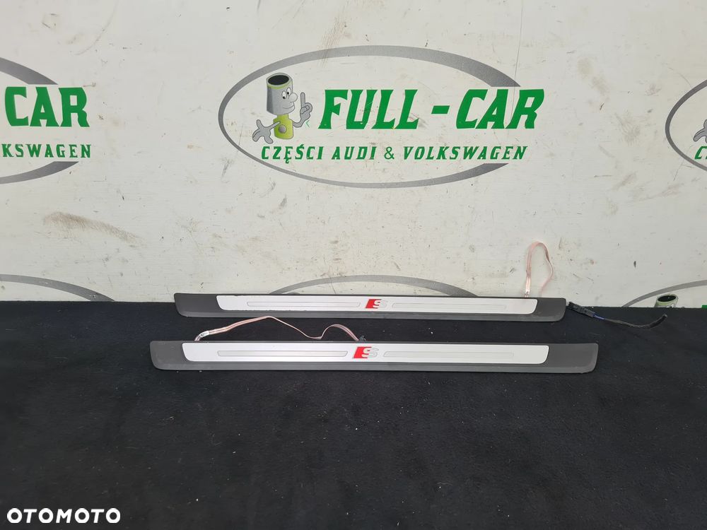 AUDI S4 B9 8W S-LINE LISTWA PROGOWA PODSWIETLANA  PRAWA 8W0947418A - 1