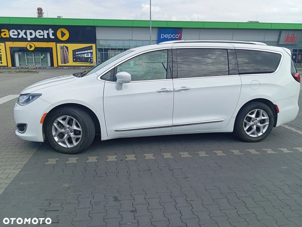 Chrysler Pacifica - 4