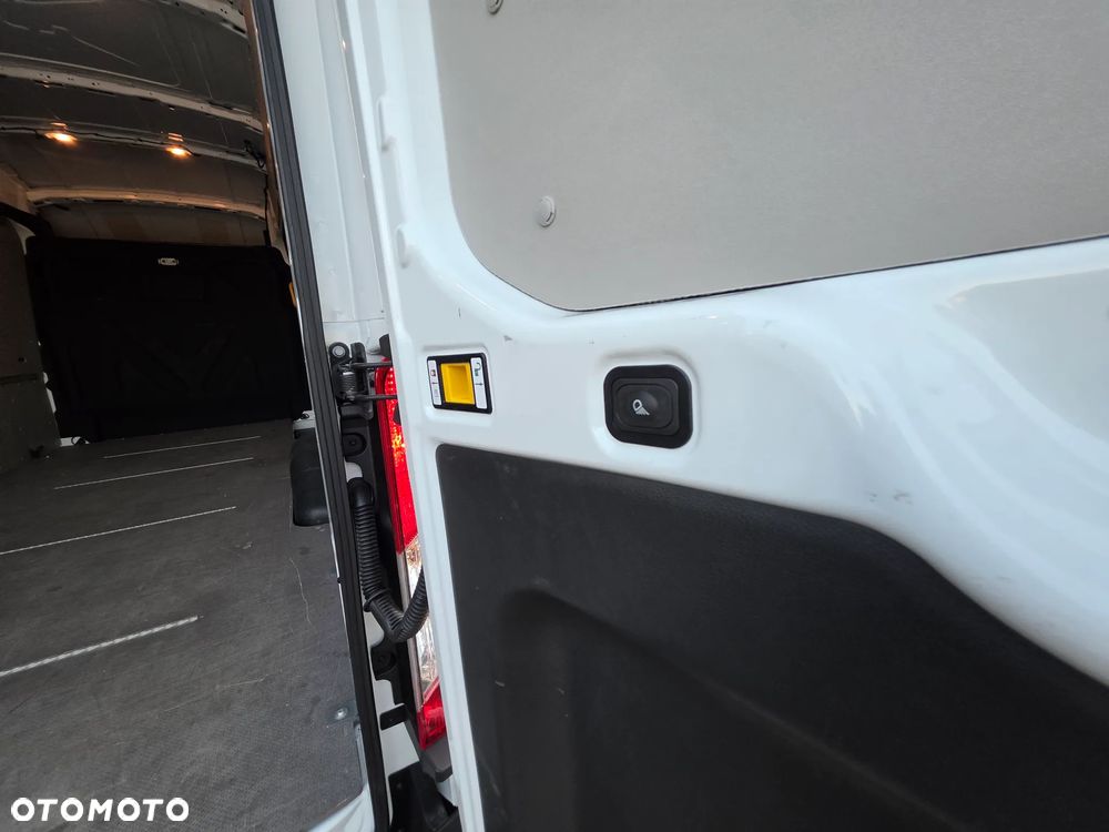 Ford Transit L4 RWD Trend - 14