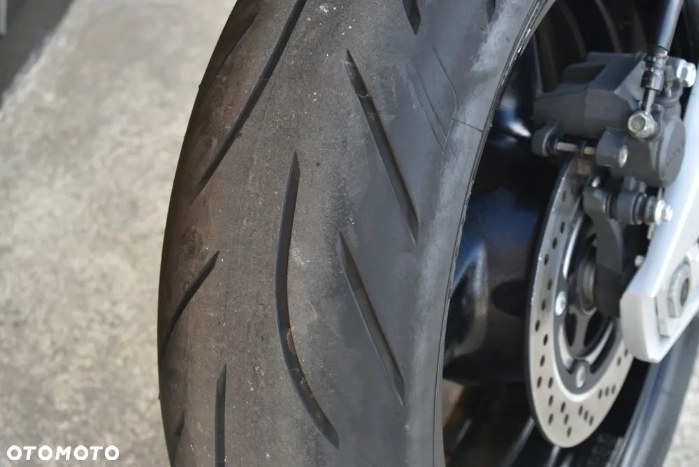 Suzuki GSR - 33
