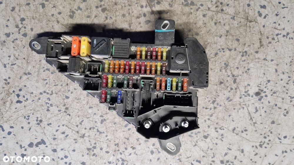 BMW E60 E61 SKRZYNKA BEZPIECZNIKÓW 6906588 - 1
