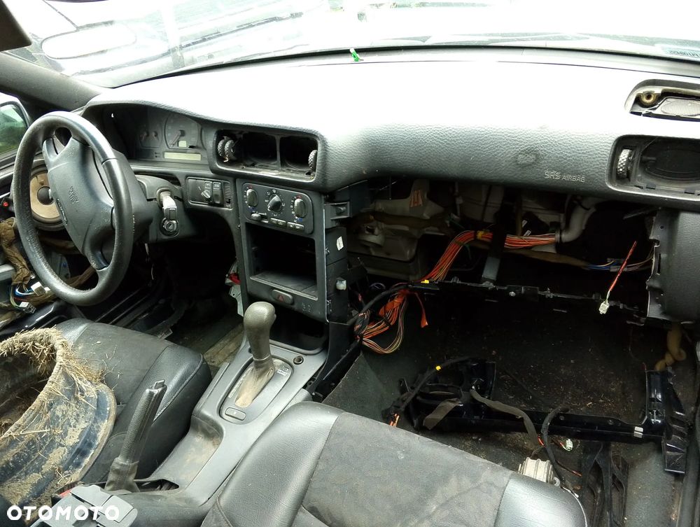 Volvo V70 (96 - 00r.) 2.5 TDI 140KM. Silnik D525T Skrzynia M56. Cały na części GWARANCJA !!!  Przód Tył Zestaw Komplet Drzwi Klapa Zderzak Błotnik Maska Grill Atrapa Szyba Pas Lampa Lusterko Boczki Fotel Kanapa Kokpit Deska Rozdzielcza Przełącznik Włącznik Sterownik Przewody Wiązka Instalacja Moduł Komputer Czujnik Listwa Pompa Alternator Wtryski Głowica Rozrusznik Kompresor Sprzęgło Dwumas Silnik Skrzynia ABS Klimatyzacji Paliwa Wspomagania Kolektor Turbina Przepustnica Zawór Chłodnica Koło Hak Belka Sanki Zawieszenie Mcpherson Półoś Amortyzator Wydech Tłumik Zacisk Most - 6