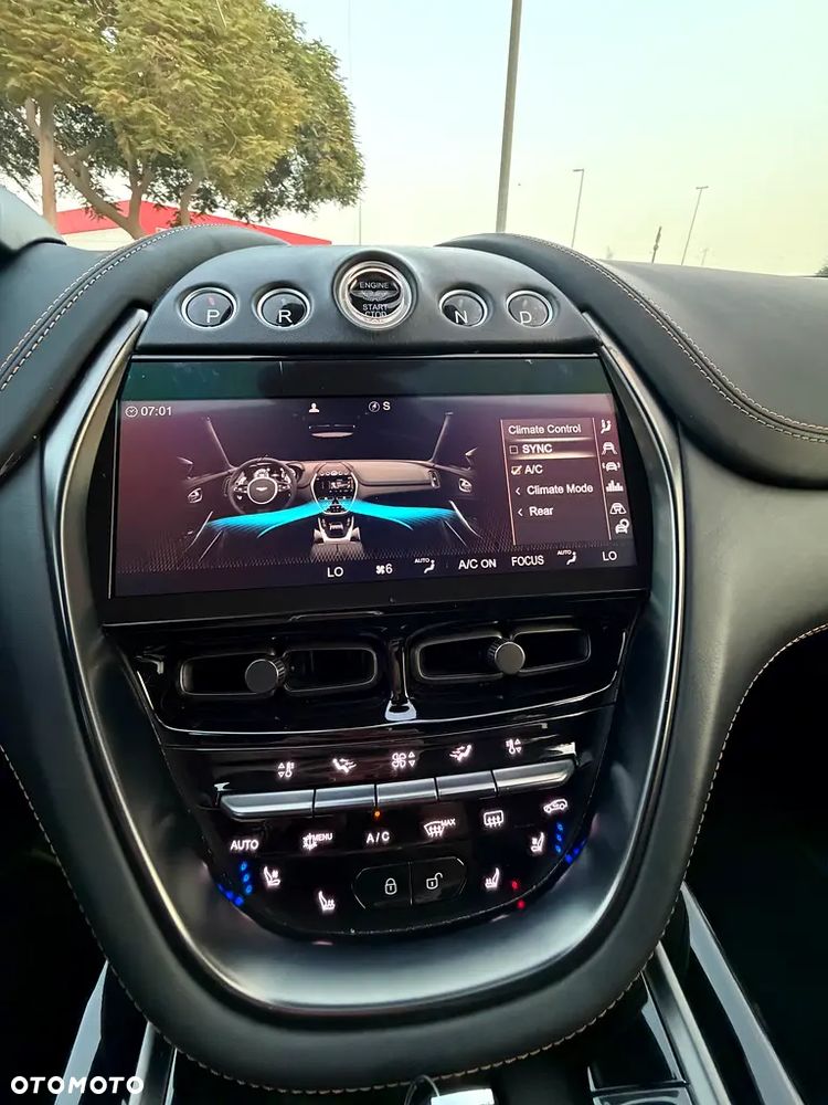 Aston Martin DBX - 11