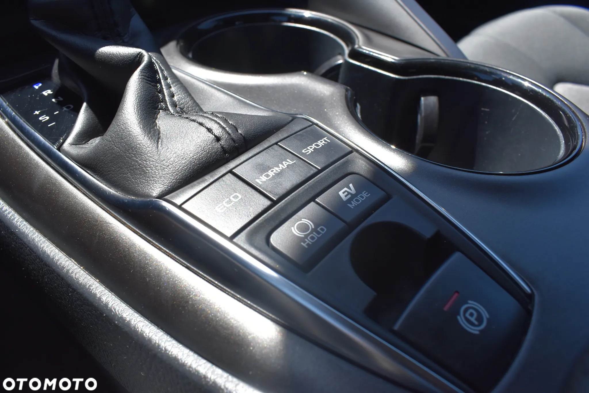 Toyota Camry 2.5 Hybrid Comfort CVT - 27