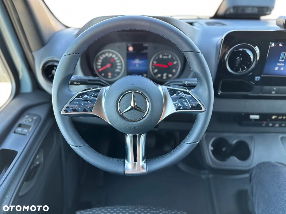 Mercedes-Benz Sprinter - 24