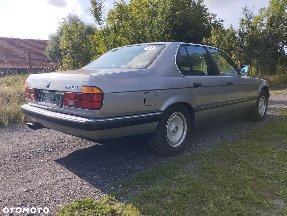 BMW Seria 7 750i - 8