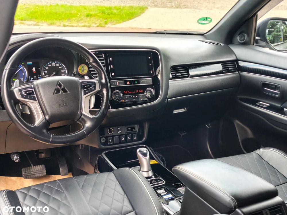 Mitsubishi Outlander 2.4 4WD Diamant+ - 32