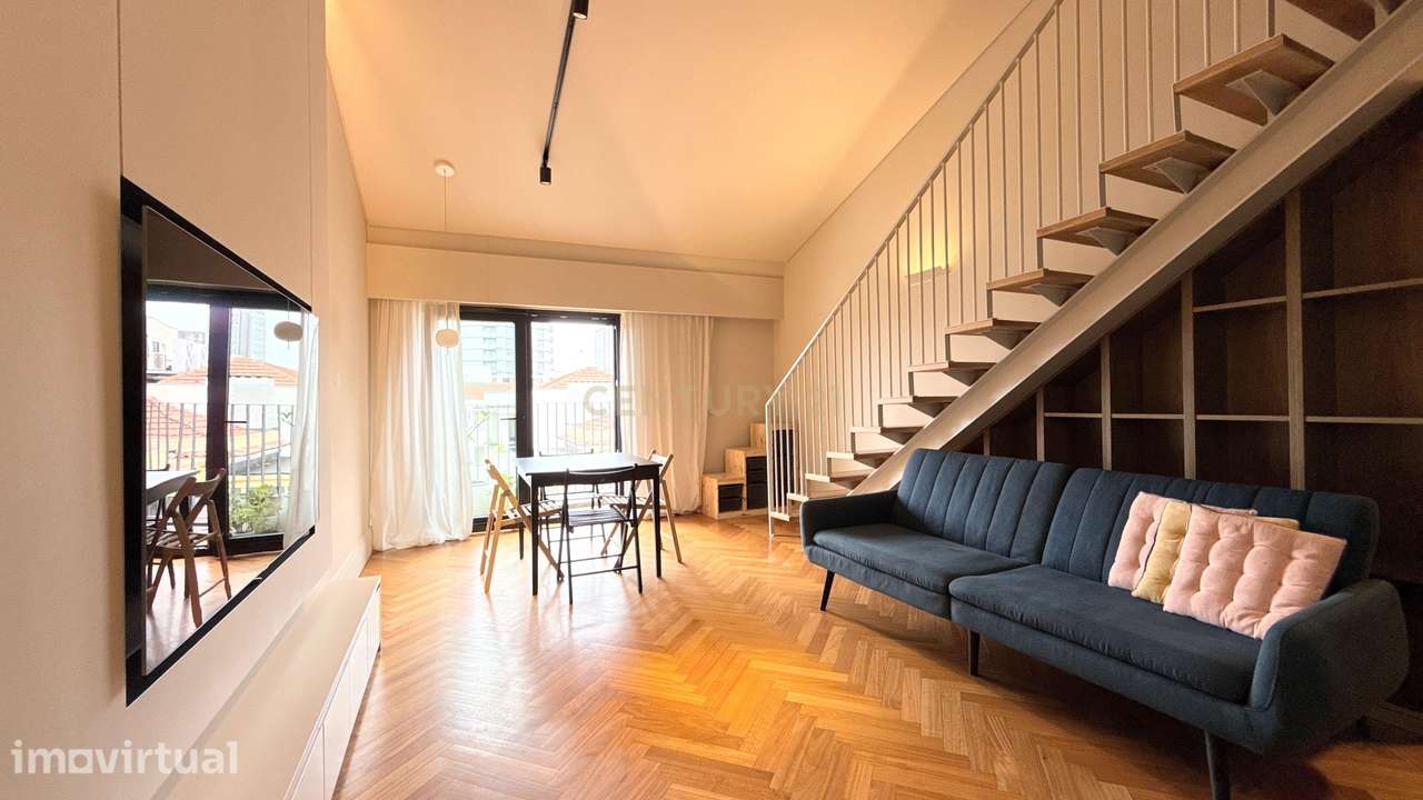 Excelente T2 Duplex Mobilado com Vista Desafogada e Varanda | Centro d - Grande imagem: 3/41
