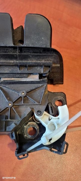 Zamek klapy tył 8E9827520A Audi A4 B7 kombi - 4