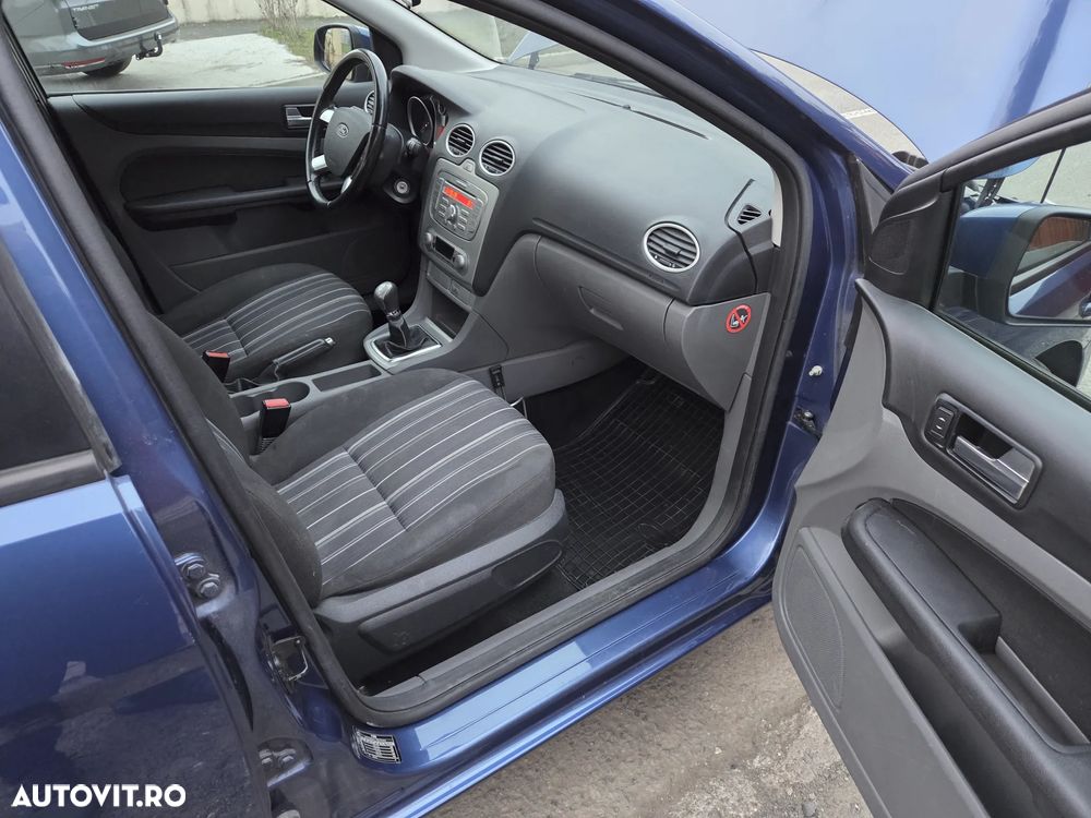 Ford Focus 1.6i 16V Trend - 13
