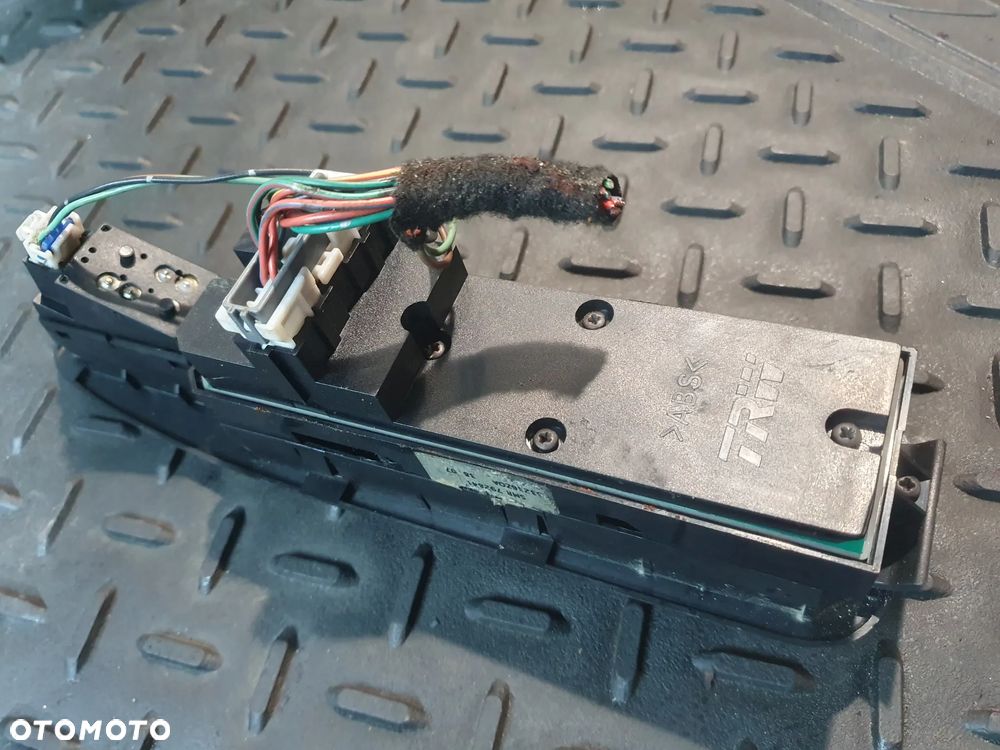 LEWY PANEL SZYB PRZEŁĄCZNIK SZYB MITSUBISHI CARISMA LIFT 1999-2004 EUROPA - 2