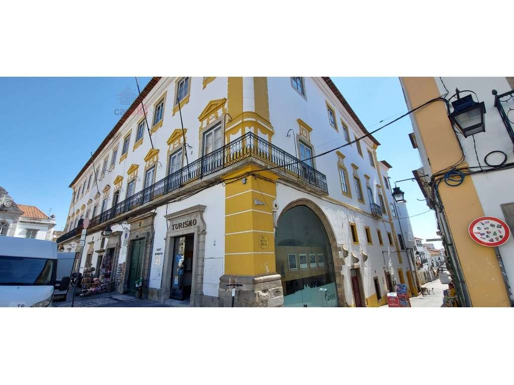 Vende-se Antigo Palácio no Centro Histórico de Évora. - Grande imagem: 2/15