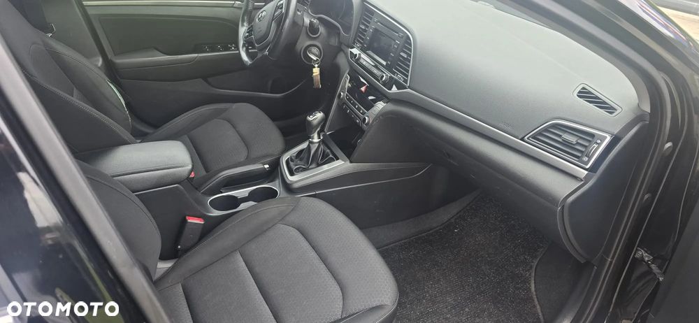 Hyundai Elantra 1.6 CRDi Comfort - 6