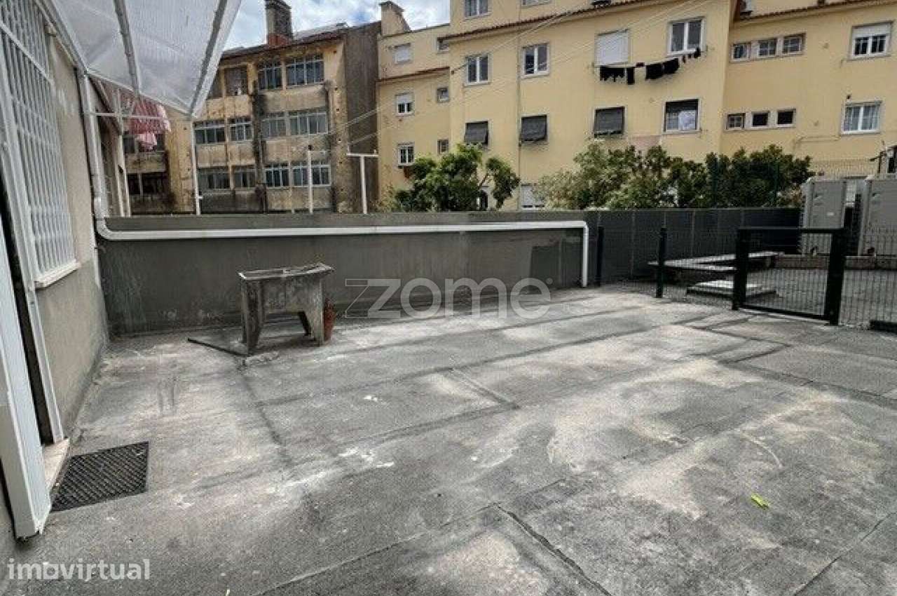 T3 Renovado com Terraço de 60 m² e Elevador | Centro de Almada - Grande imagem: 2/47
