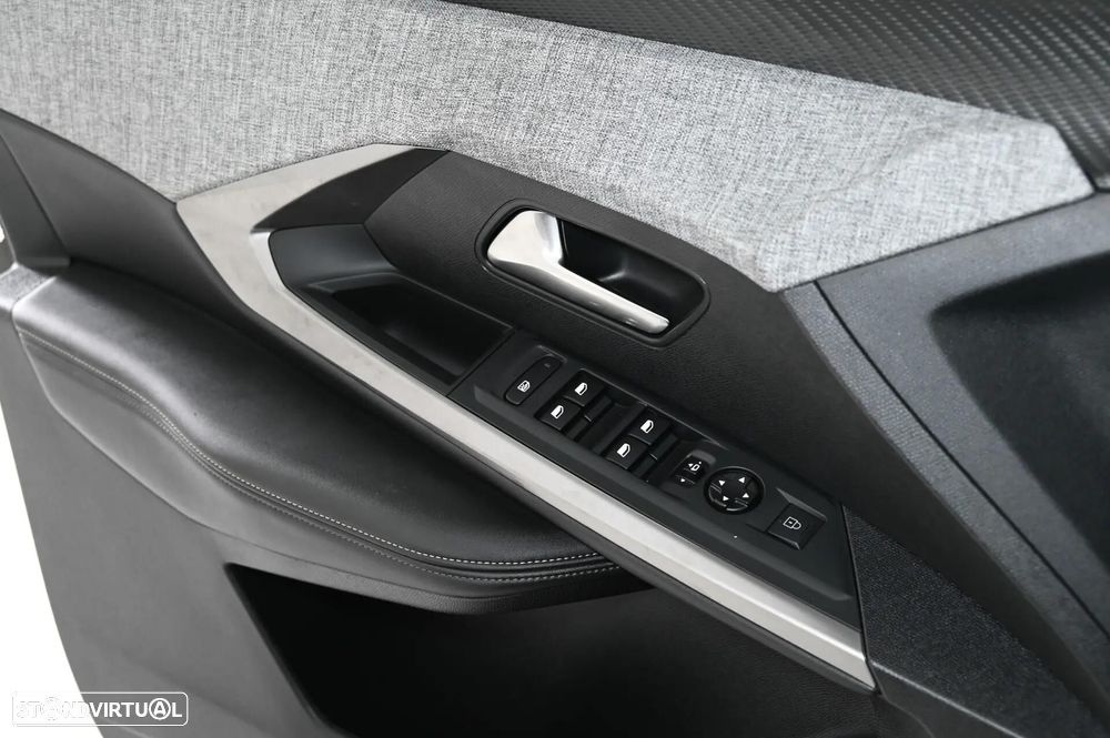 Peugeot 5008 1.2 Hybrid Allure Pack e-DCS6 - 29