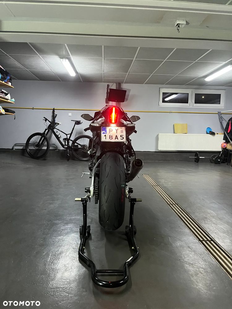 Yamaha R1 - 9