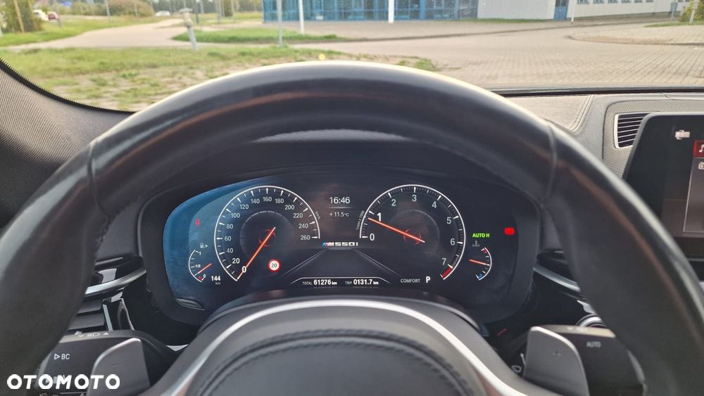 BMW Seria 5 M550i xDrive - 25