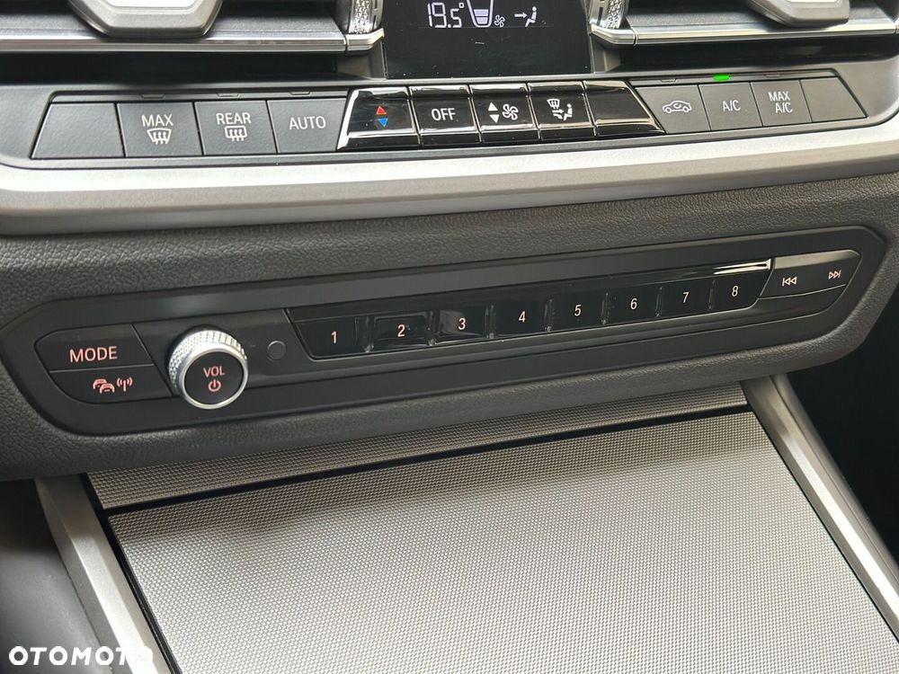 BMW Seria 3 330i xDrive Advantage - 31