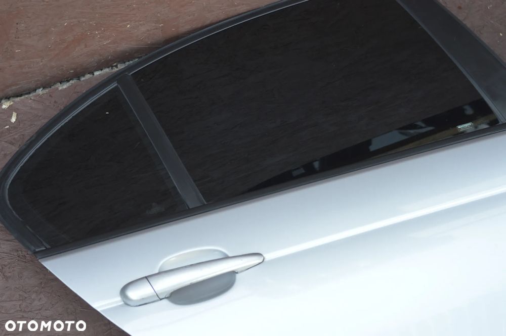 BMW E46 SEDAN ORYGINALNE KOMPLETNE DRZWI TYŁ LEWE / PRAWE W KOLORZE TITANSILBER 354/7 O NR.  41 52 7 034 153 / 41 52 8 240 075 /  41 52 7 034 154 / 41 52 8 240 076 OEM W DOBRYM STANIE - 13