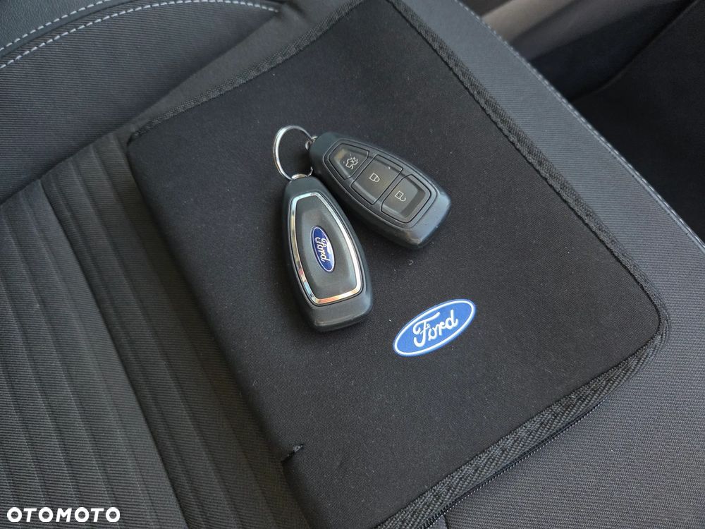 Ford Kuga 2.0 TDCi 2x4 Black & Silver - 39