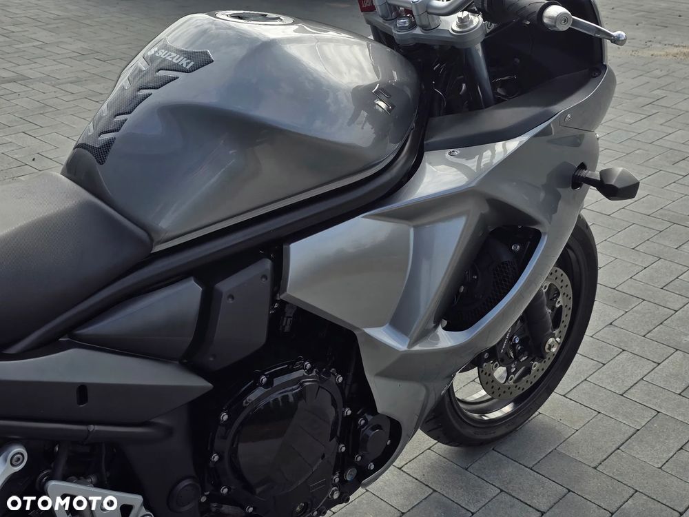 Suzuki GSX - 21