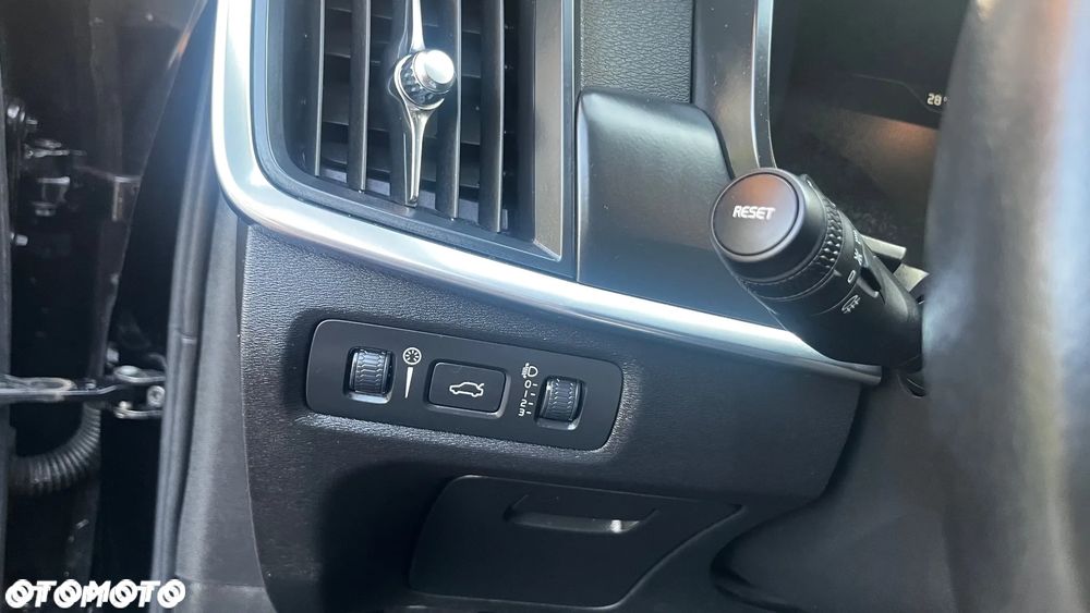 Volvo V90 D4 Momentum - 19