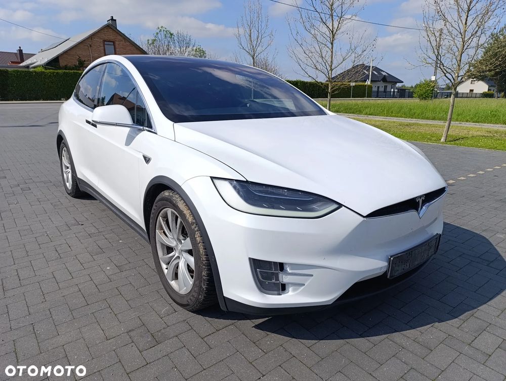 Tesla Model X - 15