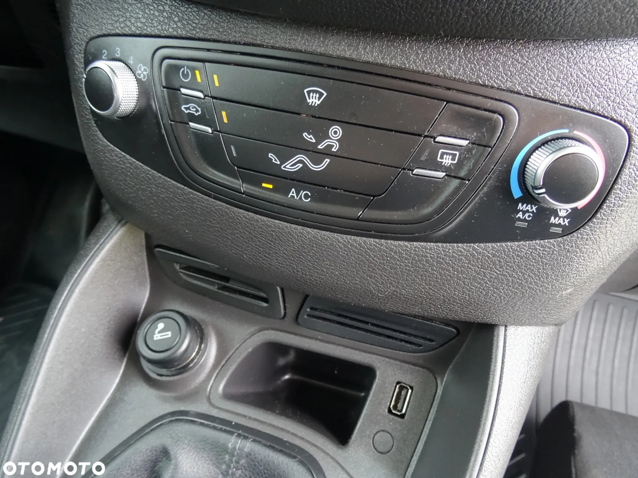 Ford Transit Courier - 18
