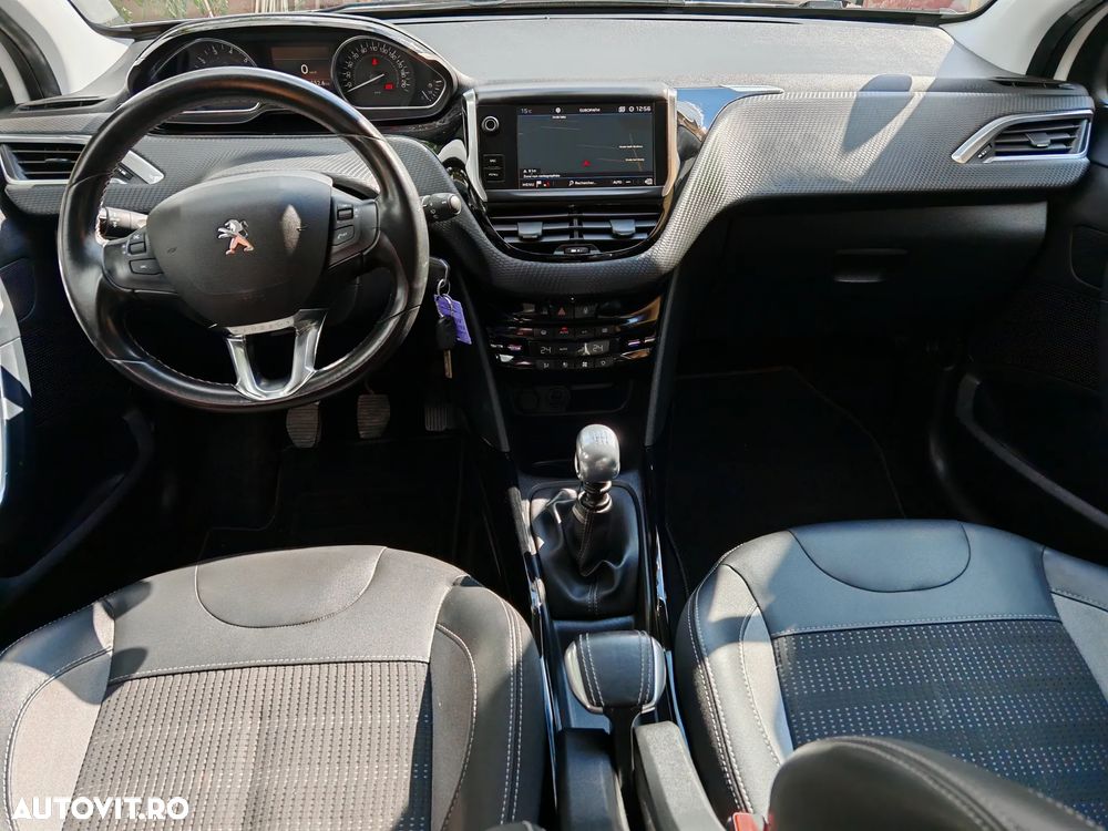 Peugeot 2008 1.2 L PureTech STT Allure - 11
