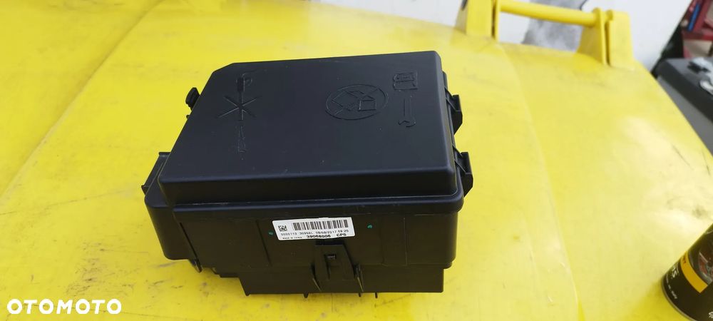 Opel Corsa E skrzynka bezpieczników kpl. 39068006 - 1