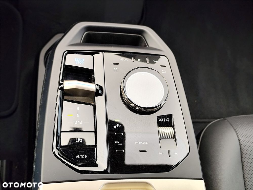 BMW iX xDrive40 76.6kWh Signature - 28