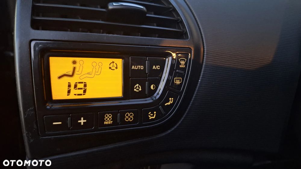 Citroën C4 Grand Picasso 2.0 16V EGS6 Exclusive - 26