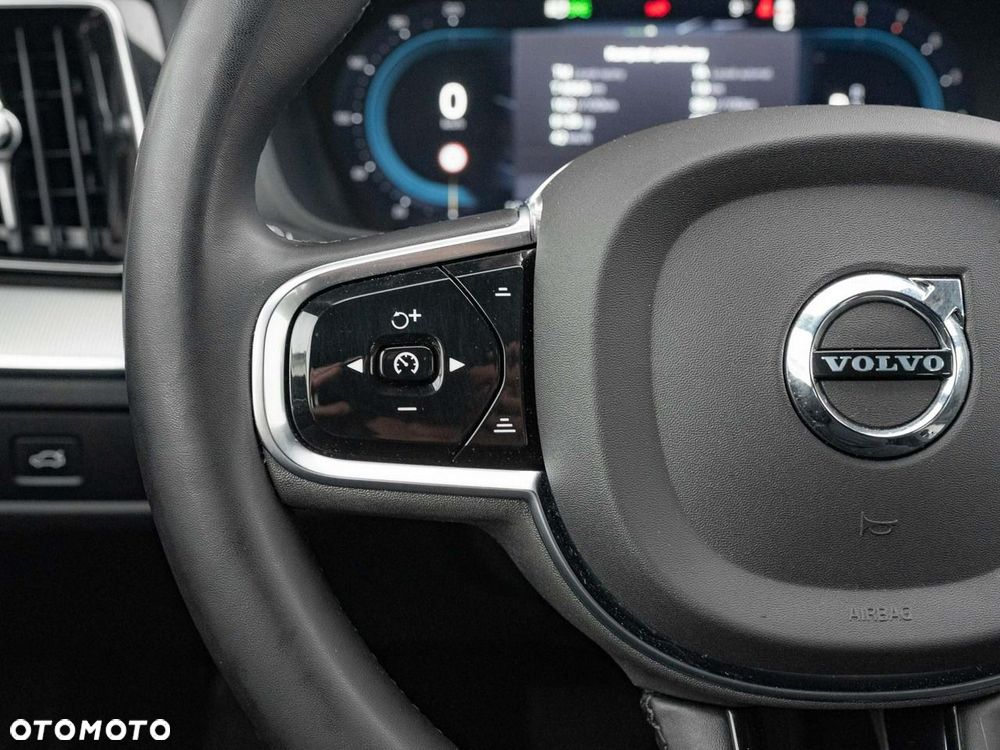 Volvo XC 60 B4 B Plus Dark - 17