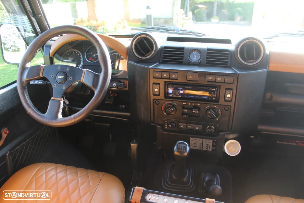 Land Rover Defender 110 Black Pearl Limited Edition - 25