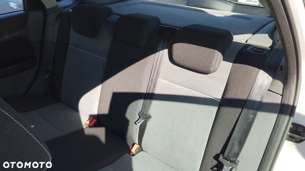 Ford Focus 1.6 Ambiente - 16