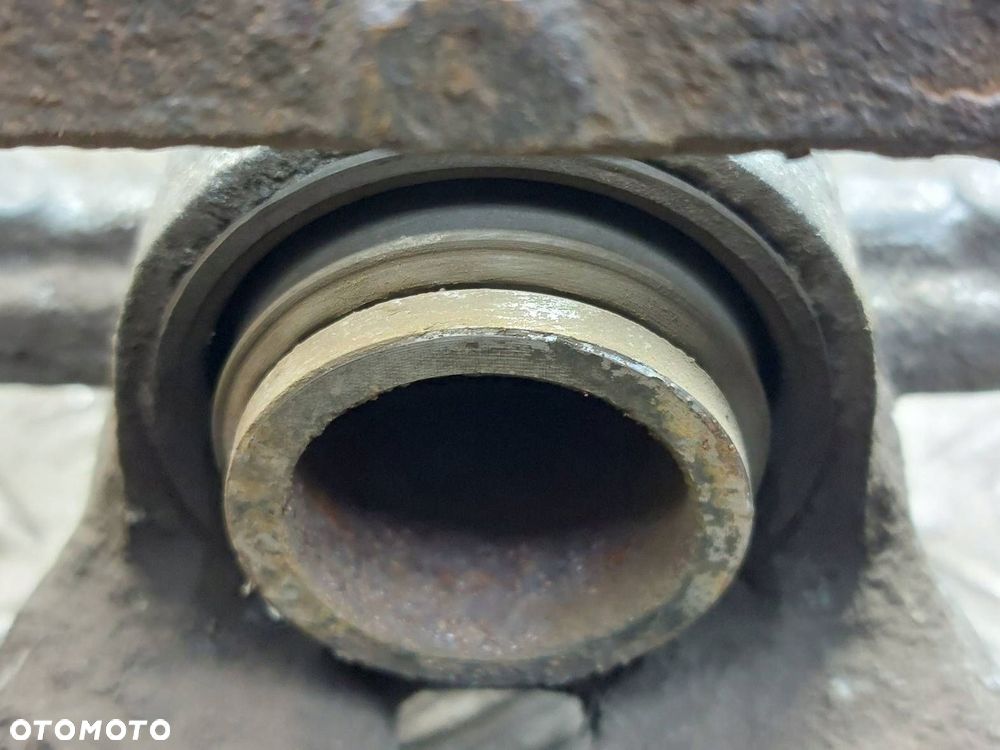 ZACISK HAMULCOWY PRAWY TYŁ TOYOTA AVENSIS T25 - 4