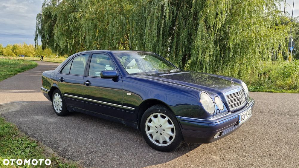 Mercedes-Benz Klasa E 320 4-Matic Classic - 5