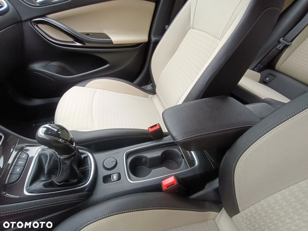 Opel Astra 1.4 Turbo Business - 32