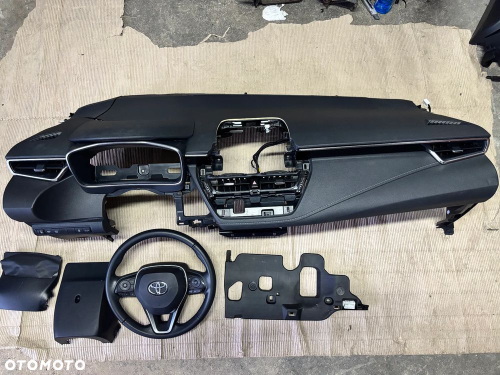 Deska rozdzielcza konsola poduszki powietrzne Toyota Corolla E21 Lift 2023